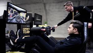 Jarno Opmeer vom Vitality Team und Max Fewtre aus den Niederlanden zeigen ihre Skills auf dem Renault Headquarter in Enstone.