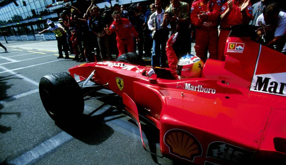 Das Jahr 2000 war für Michael Schumacher ein ganz besonderes. Nach vier titellosen Jahren konnte er 2000 "endlich" seinen ersten WM-Titel mit Ferrari feiern - am 8. Oktober. SPOX blickt auf die spannende Saison zurück.
