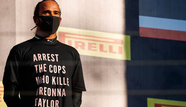 Lewis Hamiltons T-Shirt: "Verhaftet die Polizisten, die Breonna Taylor getötet haben." Auf der Rückseite steht: "Say her name" - "Sagt Ihren Namen".
