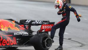 Max Verstappen trat nach seinem Ausfall in Baku wütend auf den geplatzten Reifen ein.