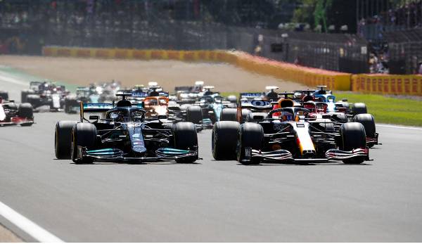 Max Verstappen und Lewis Hamilton liefern sich in der WM ein Kopf-an-Kopf-Rennen.