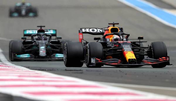 Max Verstappen liegt in der Fahrerwertung vor dem Großen Preis der Türkei nur hauchdünn hinter Lewis Hamilton.