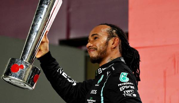 Hält Lewis Hamilton am Ende der Saison auch wieder den wichtigsten Pokal in die Höhe?