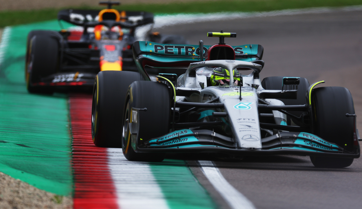 Co-Rekord-Champion Lewis Hamilton erlebt in Imola eine weitere Enttäuschung - und muss sich sogar vom späteren Sieger Max Verstappen überrunden lassen. Sein Chef Toto Wolff erklärt anschließend Hamiltons Mercedes für "unfahrbar".