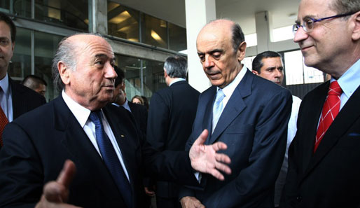 FIFA-Präsident Joseph S. Blatter (l.) bei seinem Besuch in Brasilien