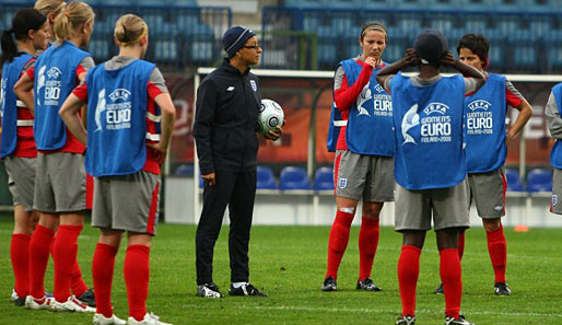Die englische Frauen-Nationalmannschaft um Trainer Powell (M.) hat das EM-Halbfinale erreicht
