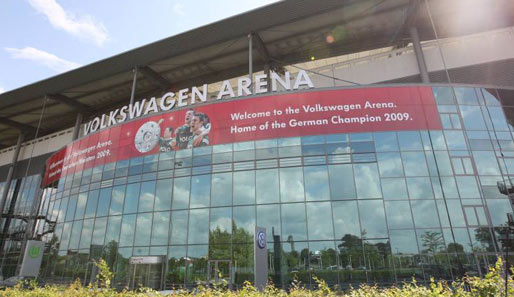 Die Volkswagen Arena in Wolfsburg ist vollständig durch ein lichtdurchlässiges Dach geschützt