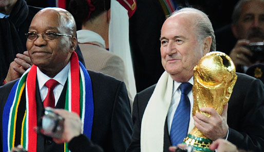 Joseph Blatter (r.) erlebt als FIFA-Präsident nicht nur schöne Momente