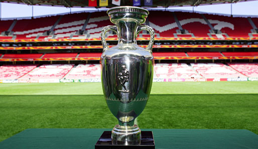 Um diese Trophäe geht es auch 2012 wieder: Der Pokal für den Europameister