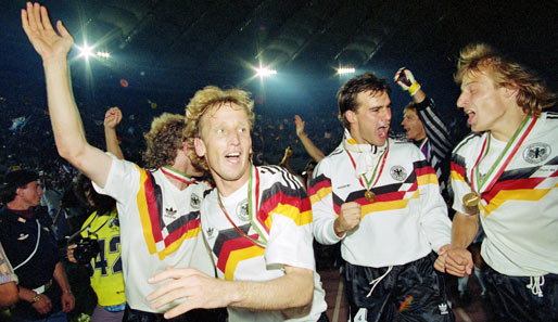 Mit seinem Tor im Finale 1990 machte sich Andreas Brehme (2.v.l.) unsterblich