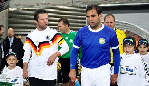Lothar Matthäus (l.) und Ulf Kirsten führten die Teams als Kapitäne auf den Platz