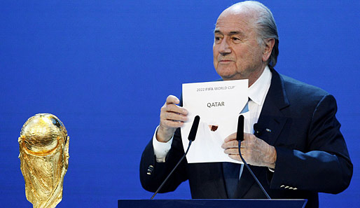 Umstritten: FIFA-Boss Joseph Blatter gibt Katar als Ausrichter der WM 2022 bekannt