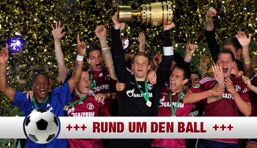 Die Schalker Pokalhelden feiern den DFB-Pokal-Sieg gleich mit ihren Fans in Gelsenkirchen