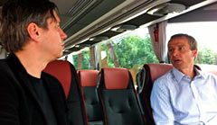 Jürgen Klinsmann mit SPOX-Reporter Stefan Rommel im Hyundai-Mannschaftsbus der DFB-Frauen
