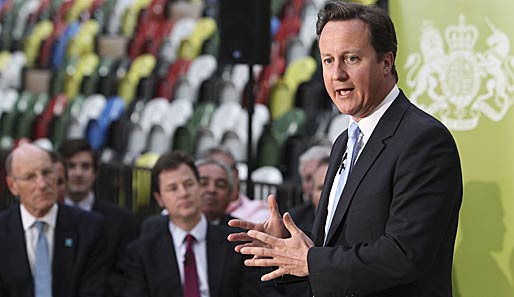 Kritisiert FIFA und Sepp Blatter heftig: der britische Premierminister David Cameron (r.)