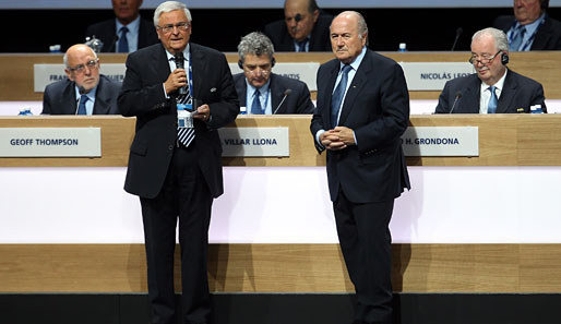 DFB-Präsident Theo Zwanziger muss die DFB-Sitzung zu den FIFA-Vorwürfen vertagen