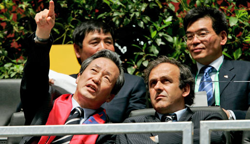 Chung Mong-Joon (l.) bezeichnete seinen ehemaligen Kollegen Sepp Blatter als "Quälgeist"
