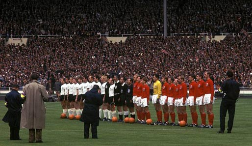 Deutschland und England vor dem Anpfiff im Wembley-Stadion 1966