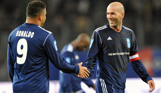 Die ehemaligen Weltfußballer Ronaldo (l.) und Zinedine Zidane spielten für den guten Zweck