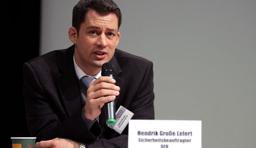 DFL-Sicherheitsbeauftragter Hendrik Große Lefert untermauerte die Ablehnung von Pyrotechnik