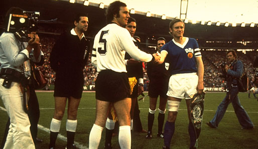 Der Kaiser macht's vor: Franz Beckenbauer (l.) plädiert für häufigeren Händedruck bei Fußballspielen