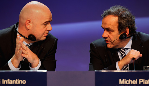 Gianni Infantino (l.) im angeregten Plausch mit UEFA-Boss Michel Platini