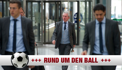 Bayern Trainer Jupp Heynckes (M.) auf dem Weg an den Ort seines größten Triumphes