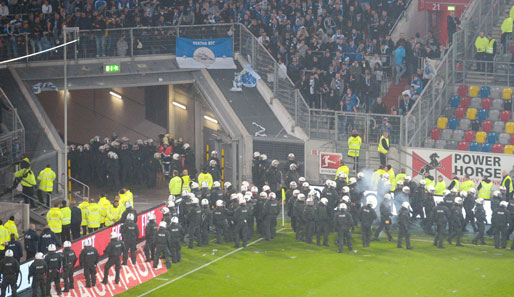 Wird für den Polizeieinsatz im Stadion bald ein "Sicherheits-Euro" fällig?