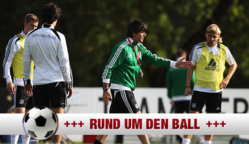 Jogi Löw (M.) gibt den BVB-Spielern Bender, Hummels und Schmelzer Anweisungen