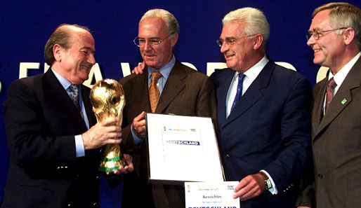 6. Juli 2000: Blatter (l.) gratuliert den den Deutschen um Beckenbauer (2.v.l.) zur WM 2006