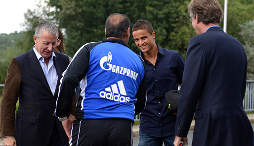 Ibrahim Afellay wurde bereits auf Schalke vorgestellt. Hier begrüßt er Trainer Stevens