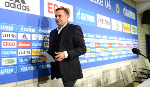 Schalkes Manager Horst Heldt muss sich aufkommender Kritik erwehren