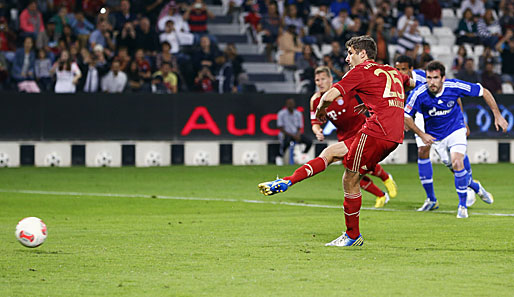 Per Elfmeter brachte Thomas Müller die Bayern gegen Schalke in Führung
