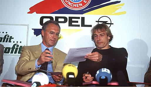 "Hier Franz, jetzt Du" Jürgen Klinsmann (r.) unterzeichnet seinen Vertrag beim FCB