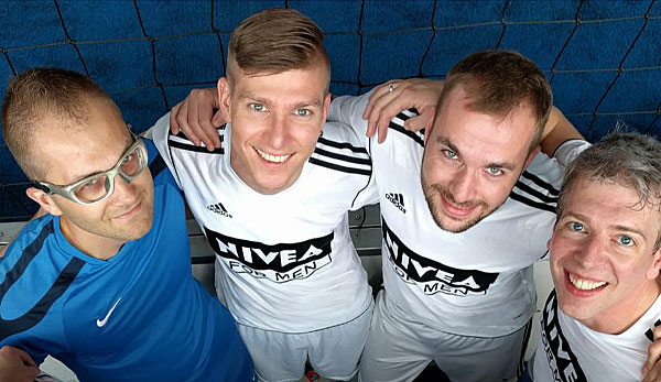 Mit seinem Schwulen-Team, den Ballboys Hamburg tritt Tony Quind (rechts vom Torhüter) regelmäßig auch bei Schwulen-Turnieren an