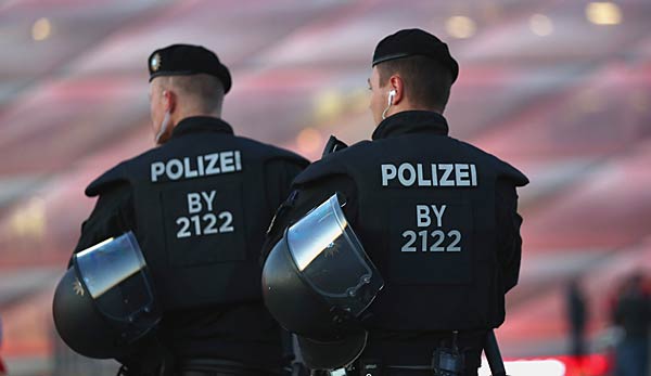Die Polizei vor der Allianz Arena