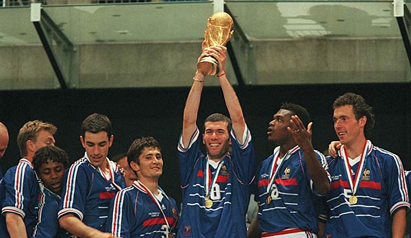 Zinedine Zidane holt 1998 mit Frankreich den Titel im eigenen Land.
