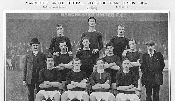 Früher „oben ohne“ heute auch dank Sponsoren eine der wertvollsten Vereinsmarken der Welt: Manchester United, hier die Mannschaft von 1905.