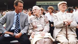 Zwischen 1997 und 1998 verließ Hitzfeld die Trainerbank. Der Italiener Nevio Scala übernahm. Hitzfeld blieb dem BVB jedoch als Sportdirektor erhalten. Mit im Bild: seine Eltern.