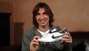 Der Nike Tiempo zählt zu den legendärsten Fußballschuhen der Geschichte. Hier posiert Italiens Legende Andrea Pirlo mit einem Exemplar aus dem Jahr 2007. Der Schuh feierte im April 2020 sein Revival.