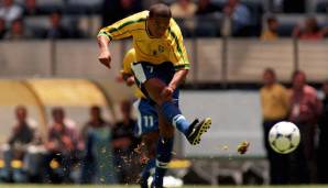 Nachdem Ronaldinho, 1980 in Porto Alegre geboren, durch den WM-Sieg mit der U17 1997 erstmals auf sich aufmerksam machte, folgte am 26. Juni 1999 das Debüt für die A-Mannschaft. Kurz darauf belegte Brasilien beim Confed Cup den 2. Platz.