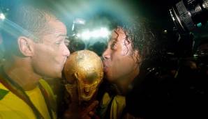 Nach dem Triumph kannte der Jubel keine Grenzen mehr, Rivaldo und Ronaldinho posierten ausgiebig mit dem FIFA-WM-Pokal.