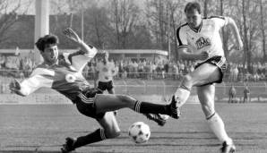 Der stattliche Herr, der hier den Abschluss sucht, ist UWE TSCHISKALE. Er markierte in den 80ern und 90ern stolze 97 Tore für die SG. 1987 ging er übrigens aus Wattenscheid direkt zu den Bayern - machte dort aber nur zwei Spiele.