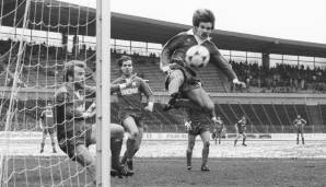 Zeit für den Rekordspieler. Stolze 320 Mal lief Angreifer Peter Kunkel für Wattenscheid auf, von 1978 bis 1988. Oberliga, Regionalliga, 2. Liga - alles dabei. Ordentliche 90 Tore markierte der gebürtige Essener mit dem markanten Schnorres dabei.