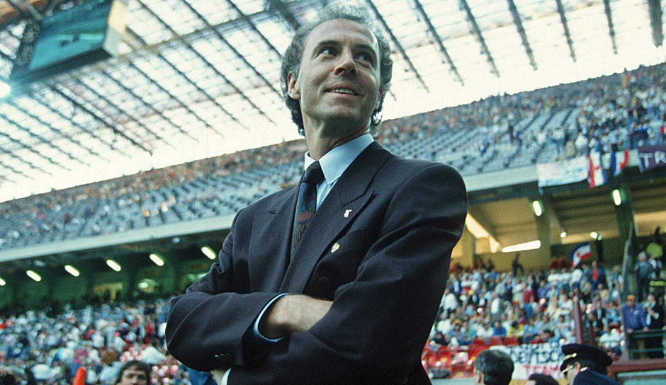 Die Wiedervereinigung jährt sich zum 30. Mal. Nach dem Mauerfall wurde Fußball-Deutschland eine erfolgreiche Ära prognostiziert. Franz Beckenbauer ließ sich sogar zur Aussage hinreißen, dass das DFB-Team "auf Jahre unschlagbar sein" werde.