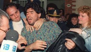 Diego Maradona: Als der Weltmeister im März 1991 zum ersten Mal positiv auf Kokain getestet wird, ist seine Sucht längst ein offenes Geheimnis in Italien. Er erhält eine Haftstrafe auf Bewährung, wird für 15 Monate gesperrt – und von Napoli suspendiert.
