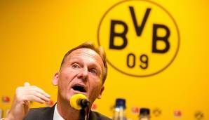 Zudem echauffierte sich der BVB-Geschäftsführer über das Verhalten der Münchner: "Das Interesse an Lewandowski wird nicht dementiert, aber niemand tritt an uns heran, um das mal zu besprechen."
