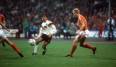 Zuvor musste Oranje im Halbfinale gegen Deutschland ran. Das Spiel wurde zum Krimi, der in Ronald Koemans Entgleisung gipfelte. Hollands Kapitän wischte sich nach dem 2:1 seiner Elf mit Olaf Thons Trikot demonstrativ den Hintern ab!