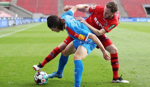 Holstein Kiel (blau) gewann das Hinspiel in Köln mit 1:0.