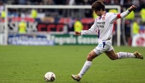 Mit 19 Jahren wechselte Juninho '95 aus Brasilien zu Olympique Lyon, wo er sich zum wohl gefährlichsten Freistoßschützen aller Zeiten aufschwung. Ab 2009 ließ er seine Karriere schließlich in Katar und den USA ausklingen, 2014 war dann endgültig Schluss.